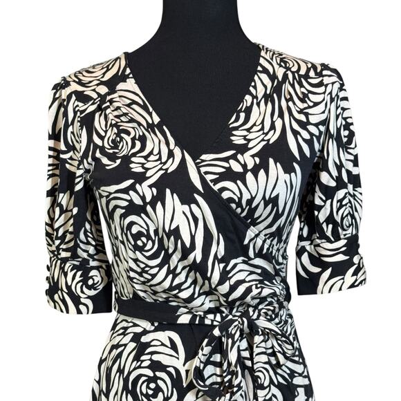 Banana Republic Silk Blend Wrap Dress Size SMALL Black Cream Floral V Neck - Picture 3 of 10
